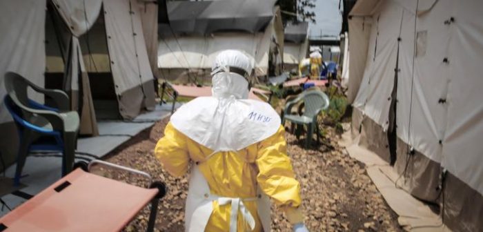 Un equipo médico ingresa a la zona de alto riesgo en el Centro de Tratamiento de Ébola en Mangina, una pequeña ciudad al noroeste de Beni.Carl Theunis/MSF