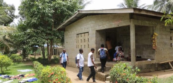 Como parte del proyecto de salud mental de MSF en Liberia, los trabajadores de alcance comunitario identifican a pacientes que necesitan tratamiento para trastornos mentales.MSF