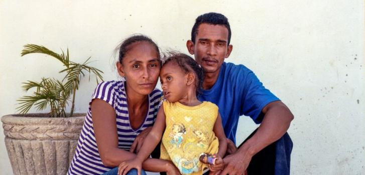 Carlos y su esposa Ruth posan para una fotografía en el albergue para migrantes "Senda de Vida" en Reynosa, México. La pareja huyó de Honduras con su hija después de que Carlos fuera secuestrado y lograra escapar.Dominic Bracco
