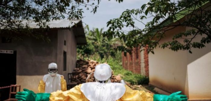 Después de su trabajo de descontaminación, y una visita a la zona de alto riesgo, los trabajadores sanitarios descontaminados con cloro. Kalunguta, provincia de Kivu Norte, República Democrática del Congo, noviembre de 2018.Alexis Huguet