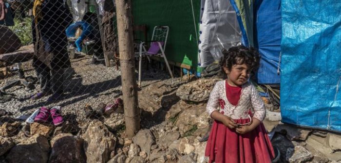 Esta niña de Afganistán llegó a Samos, en Grecia, a principios de marzo y ha estado viviendo en el campo de Vathy. A su madre le preocupa que el campo no sea seguro para ella y que no tenga espacio para ser niña.MSF/Anna Pantelia