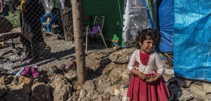 Esta niña de Afganistán llegó a Samos, en Grecia, a principios de marzo y ha estado viviendo en el campo de Vathy. A su madre le preocupa que el campo no sea seguro para ella y que no tenga espacio para ser niña.MSF/Anna Pantelia