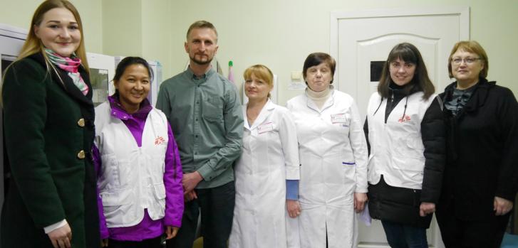 Ihor con el equipo médico y de apoyo de M'édicos Sin Fronteras (MSF) y el Ministerio de Salud que supervisaron su tratamiento para TB-DR. Ihor fue el primer paciente en curarse en el proyecto de MSF en Zhytomyr, Ucrania. De izquierda a derecha: Olga Sydoruk (Supervisora del equipo de apoyo al paciente), Marve Duka (Coordinadora Médica de Proyecto de MSF), Ihor, enfermeras del Ministerio de Salud, Maryna Shynkarchuk (enfermera de MSF), y Olena Trush (Coordinadora de Actividades Médicas).MSF