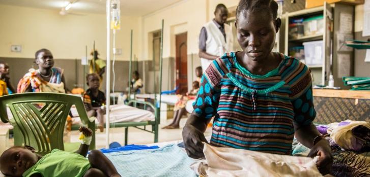 Nanyi y su hijo Dena en la Sala de Pediatría del hospital de Médicos Sin Fronteras de Malakal, en Sudán del Sur.MSF/Igor Barbero