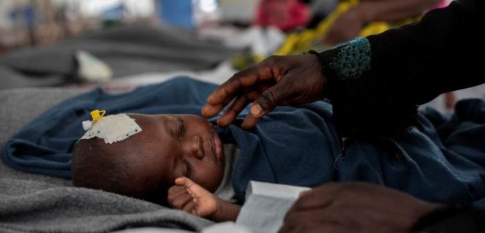 Imagen de archivo de 2019: Una madre cuida de su hijo hospitalizado en nuestro centro de tratamiento del sarampión en Mayi-Munene, Kamwesha, República Democrática del CongoPablo Garrigos/MSF.