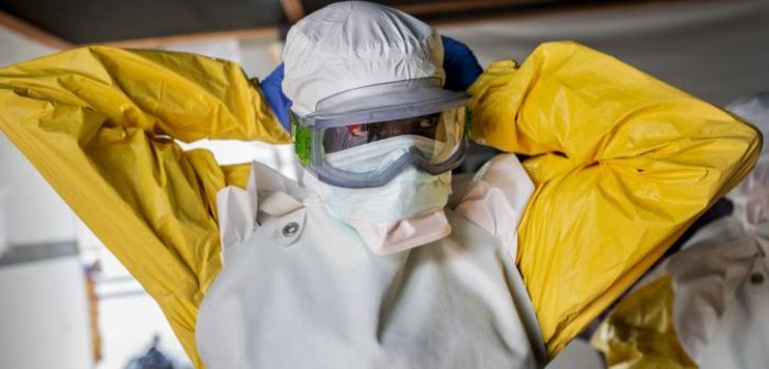 Un trabajador sanitario se coloca su equipo de protección personal para ingresar al Centro de Tratamiento de Ébola en Bunia (República Democrática del Congo), apoyado por Médicos Sin Fronteras.Pablo Garrigos/MSF