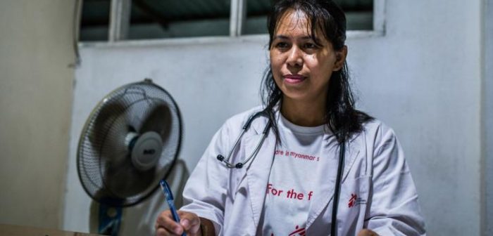 La doctora Ohnmar, médica de Médicos Sin Fronteras, examina a un paciente en la clínica de Insein, en Myanmar.Minzayar Oo