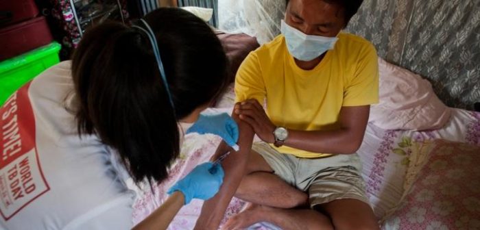 Thangkhoshin Hookip padece Tuberculosis Multidrogorresistente (TB-MDR). Todos los días, las enfermeras de Médicos Sin Fronteras lo visitan para administrarle una inyección y hacer seguimiento de la toma de los medicamentos diarios que necesita (15 pastillas). La enfermera realiza pruebas de audición dado que uno de los efectos secundarios de la medicación puede ser la pérdida completa de audición.Jan-Joseph Stok