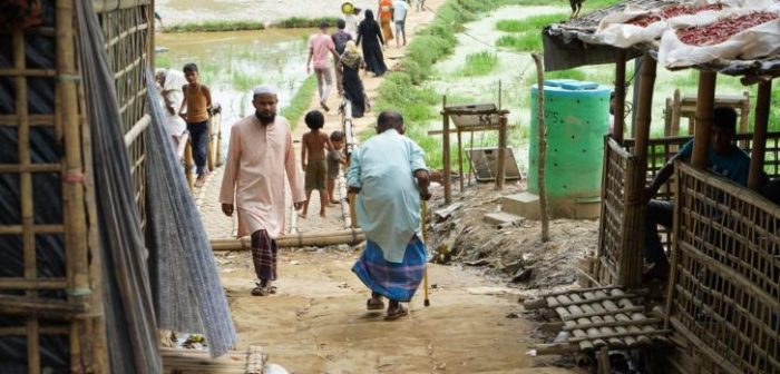 Un anciano se abre paso a través del mega campo de refugiados en Kutupalong. Bangladesh alberga a más de 912.000 refugiados rohingya. Otros miles se encuentran dispersos en la región.Dalila Mahdawi/MSF
