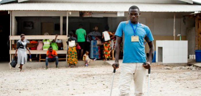 Dos meses después de ser tratado por una fractura doble en la pierna, Assouman Ncamugwanko regresa para un examen de radiología en el centro de traumatología MSF "L’Arche de Kigobe".Evrard Ngendakumana