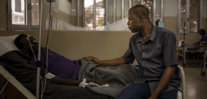 Retrato de John y Jean en el Centro Hospitalario de Kabinda, en Kinshasa (República Democrática del Congo). Jean fue diagnosticado con VIH en 2010 y fue hospitalizado en junio de 2019 por primera vez en este centro. Unas semanas después de recibir el alta, tuvo que volver de urgencia para ser hospitalizado nuevamente.Pablo Garrigos/MSF