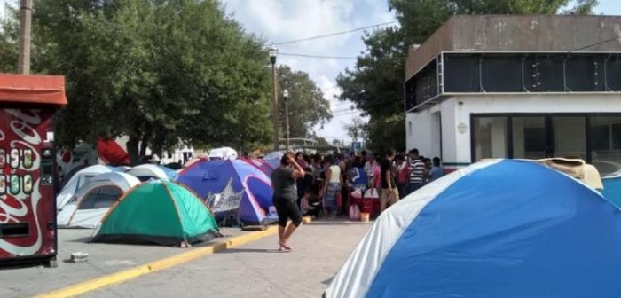 Los solicitantes de asilo se ven obligados a dormir en carpas instaladas justo al lado del puente en la frontera, sin acceso a servicios de agua potable y saneamiento. Esto puede conducir a diferentes problemas de salud como enfermedades digestivas y de la piel.MSF