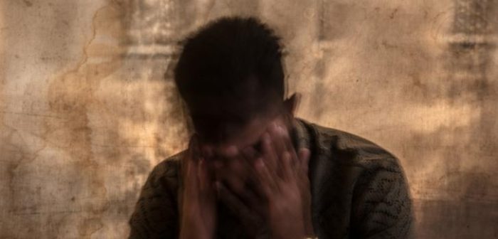 Un hombre yazidí de 24 años posa en su carpa en el monte Sinjar. "Nunca estoy feliz. Siempre estoy molesto. No puedo salir con mis amigos porque no puedo pretender ser feliz. La depresión es muy difícil. Siento que me estoy derritiendo, y de hecho he perdido mucho peso. Afecta a todo mi cuerpo. También me olvido de muchas cosas."Emilienne Malfatto