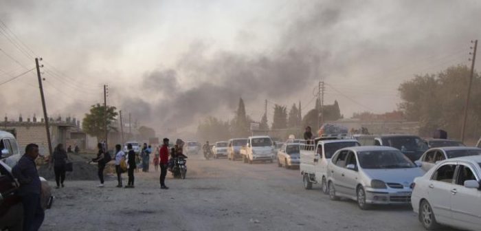 Sirios árabes y civiles kurdos huyendo con sus pertenencias en medio de los bombardeos turcos en la ciudad de Ras al-Ain, en la provincia de Hasakeh, a lo largo de la frontera de Siria con Turquía.Associated Press/AP