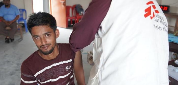Mamun (nombre modificado), un trabajador de una fábrica de cuero, recibe su tercera dosis de la vacuna contra el tétanos en una clínica de Médicos Sin Fronteras en Savar, en el noroeste de Dhaka.Sazzad Hossain/MSF