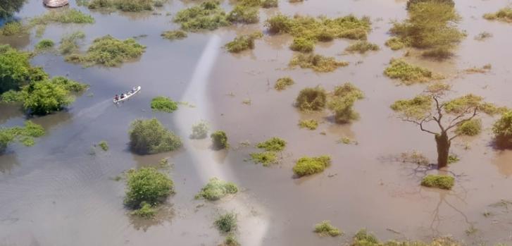 Una evaluación aérea de Gumuruk a Lekongole, donde Médicos Sin Fronteras gestiona dos unidades de atención médica primaria. Se puede ver a personas trasladándose en canoas, pues sus tukuls (viviendas) están completamente sumergidas.MSF