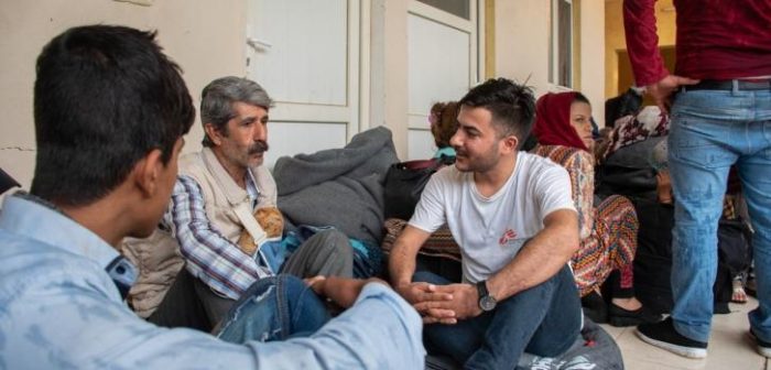 Uno de nuestros asesores en salud mental charla con algunas personas recién llegadas a Irak, procedentes del noreste de Siria.MSF/Hassan Kamal Al-Deen