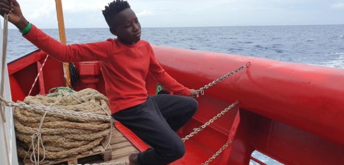 Un niño en la cubierta del barco Ocean Viking de Médicos Sin Fronteras y SOS Méditerranée, a la espera de la designación de un puerto seguro.MSF/Stefan Dold