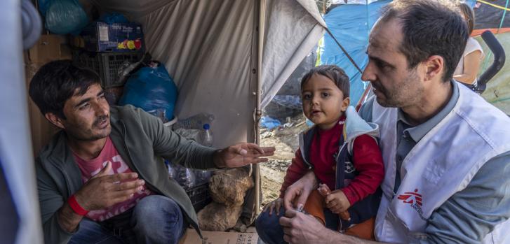 Christos Christou, presidente internacional de Médicos Sin Fronteras, visita el campamento de Moria, en Lesbos, Grecia.Anna Pantelia/MSF