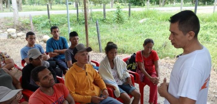 Un equipo de Médicos Sin Fronteras en Tame, Arauca, brinda tratamiento e información a personas que llegan caminando desde Venezuela. El equipo opera desde un refugio al lado del camino para poder llegar a ellos.MSF/Yves Magat