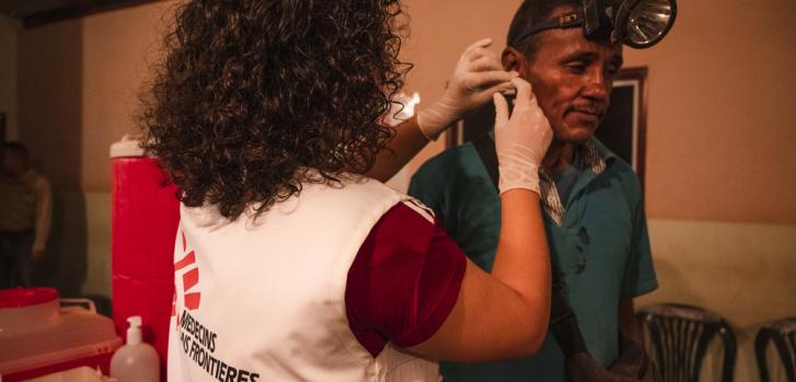 Monserrat Vargas, bioanalista de MSF, realiza un test de malaria a Omar Marchan, de 53 años. Omar proviene originalmente de Puerto Lacruz pero ha estado trabajando en una mina en Bolívar durante el último año y medio.Adriana Loureiro Fernandez