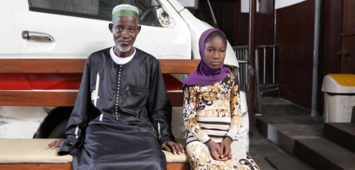 Abraham llevó a su hija Sidie de 10 años a la clínica en el municipio de West Point de Monrovia, Liberia, para una consulta de epilepsia a través de nuestro programa.Armelle Loiseau/MSF