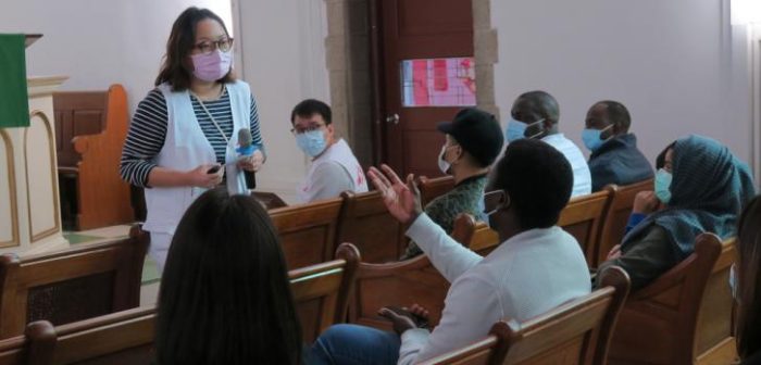 El equipo de Médicos Sin Fronteras realiza una sesión de educación sanitaria con refugiados y solicitantes de asilo en Hong Kong, respondiendo preguntas para ayudar a desmitificar la enfermedad y abordar los temores y preocupaciones de la población.Shuk Lim Cheung/MSF