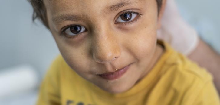 Sahel, de 4 años, tiene un resfrío y una reciente lesión en la cabeza. Es atendido en la clínica de Médicos Sin Fronteras en las afueras del campo de Moria en Lesbos, Grecia. Hay 20.000 personas viviendo en el campo y sus alrededores, con más de 7.000 niños expuestos a condiciones extremadamente antihigiénicas.Anna Pantelia/MSF