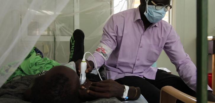 Un trabajador de MSF utiliza verificando algunos signos vitales de William Akol, un paciente ingresado en el hospital de MSF en el sitio de Protección de Civiles en Malakal, Sudán del Sur. William, de 46 años, sufre de tuberculosis pulmonar. Ha recibido tratamiento dos veces en los últimos dos años, pero su tratamiento fue interrumpido en ambas ocasiones.Igor G. Barbero/MSF