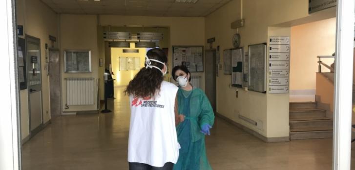Hospital de Codogno, provincia de Lodi. Carlotta, una enfermera que lleva 10 años de trabajo con MSF, es la coordinadora de proyecto en Codogno. Su prioridad es proteger al personal del hospital.Lisa Veran/MSF