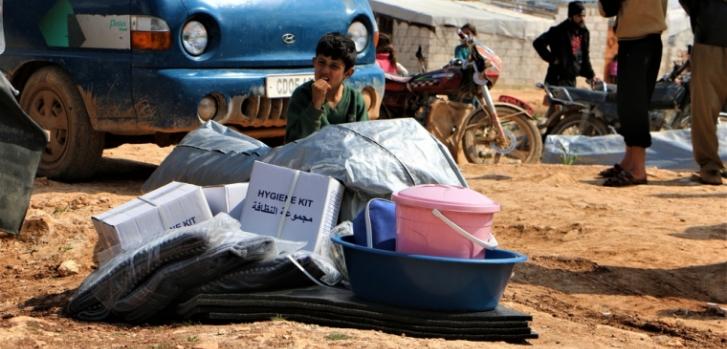 Un niño junto a kits de higiene distribuidos por Médicos Sin Fronteras en el área de Al habeet, noroeste de Siria.Abdul Majeed Al Qareh