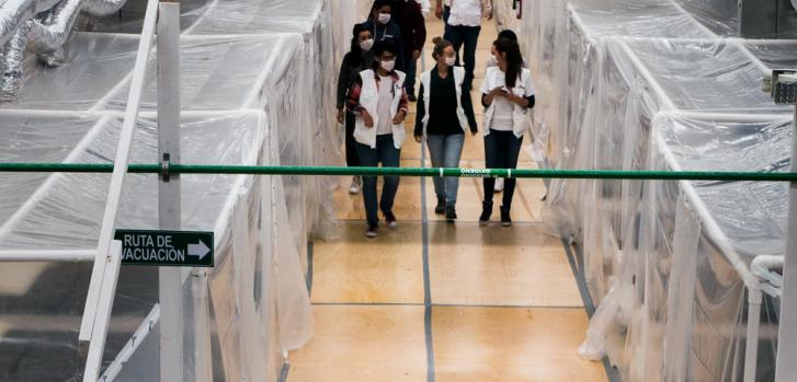 Personal de Médicos Sin Fronteras se familiariza con el circuito que seguirán pacientes y sanitarios en el estadio de baloncesto del equipo local, Los Zonkeys.Julio Vazquez/MSF