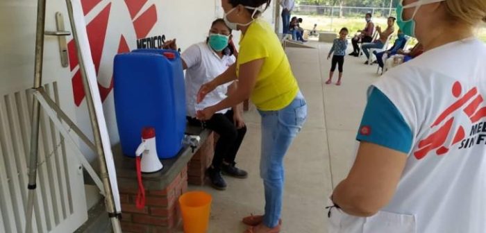 El equipo de Promoción a la Salud de MSF sensibiliza a la comunidad que asiste al Ambulatorio Amigos para la Salud, en el Estado Anzoátegui, sobre cómo prevenir el COVID-19.MSF