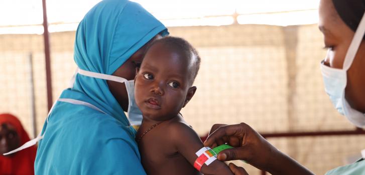 Ibrahim Sheriff sufre desnutrición aguda y fue llevado al centro de nutrición Nilefa Kiji de Maiduguri (Nigeria) para ser inscripto en nuestro programa de alimentación ambulatoriaAbdulkareem Yakubu.