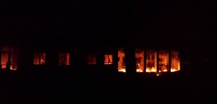 Fuego en el hospital de MSF en Kunduz luego de los bombardeos del 3 de octubre.