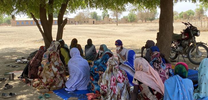 Noor junto a la comunidad de Sila, en Chad. "Nuestros pacientes son nuestros compañeros y nuestras herramientas principales son nuestros oídos. Primero los escuchamos", afirma.Noor Cornelisson / MSF.