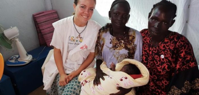 Christine Tasnier (a la izq), una partera de Médicos Sin Fronteras (MSF), el campo de refugiados de Kule, en Etiopía.MSF