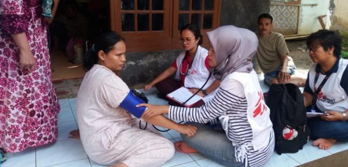 La doctora Rangi W. Sudrajat atendiendo a personas que sufrieron heridas tras el tsunami en Indonesia.Rangi Wirantika/MSF