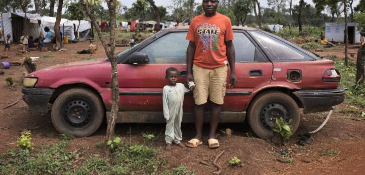 Gmoltee Bochum, de 31 años,con su hijo de dos años, Sema. "En Camerún vivía en Bamenda, una de las ciudades más grandes de la región anglófona", dice Gmoltee. “Soy ingeniero informático y profesor. No sé cuándo terminará la violencia, pero sé que perdí todo. Ahora vivo con mi familia en este campamento de refugiados, pero la vida es dura. Todos vivimos juntos en una tienda muy pequeña".Albert Masias