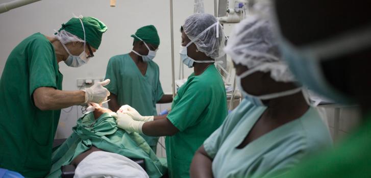 Un cirujano en el Hospital de Médicos Sin Fronteras (MSF) en Bangui, intenta extraer una bala profundamente alojada en el hombro de un paciente. 11 de abril de 2018.Florent Vergnes/AFP