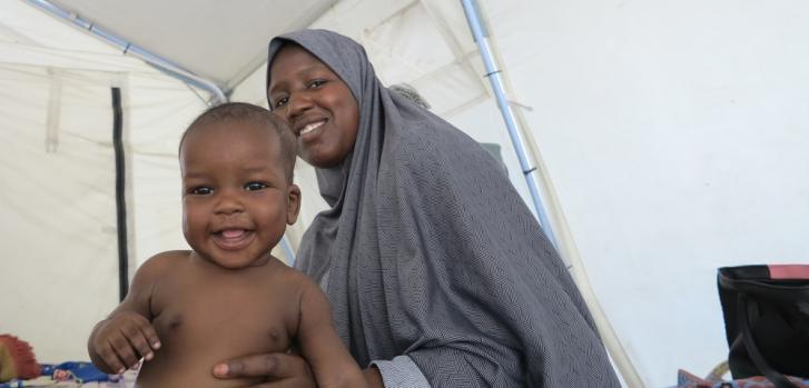 Hajara Adamu con su hijo Abubakar Abdullahi de 5 meses, lo trajo a la unidad de Médicos Sin Fronteras (MSF) cuando presentó síntomas de sarampión.Wairimu Gitau/MSF
