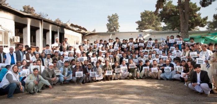 Desde el hospital bombardeado los trabajadores agradecen las muestras de apoyo recibidas de todo el mundo. 3 semanas después del ataque, la primera vez que se volvieron a ver. ©Peter Casaer/MSF