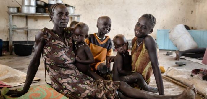 Una familia desplazada por la violencia intercomunitaria encontró un hogar temporal en un aula de una escuela en la ciudad de Ying, al noroeste de Sudán del Sur. Igor G. Barbero/MSF