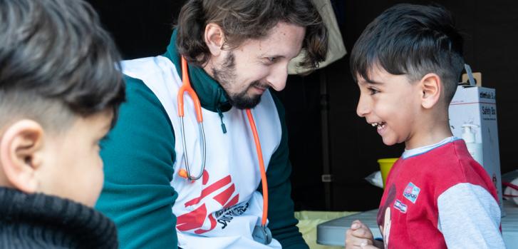 El médicos de MSF, Stefanos Tsallas, vaunando a un niño de un campo de refugiados contra la neumonía. MSF/Sophia Apostolia