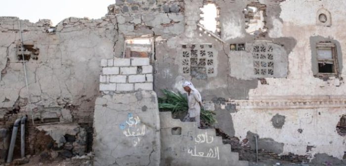 Un hombre entrando a su hogar en la ciudad de Mocha, Yemen, 10 de diciembre de 2018.Agnes Varraine-Leca/MSF