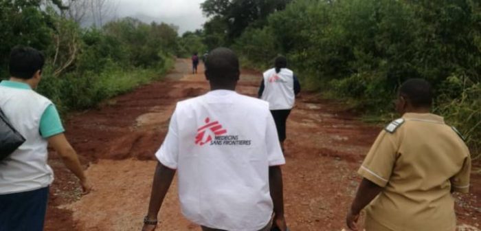 Un equipo de Médicos Sin Fronteras se acerca a la ciudad de Charleswood a pie ya que quedó aislada por el Ciclón Idai.

MSF