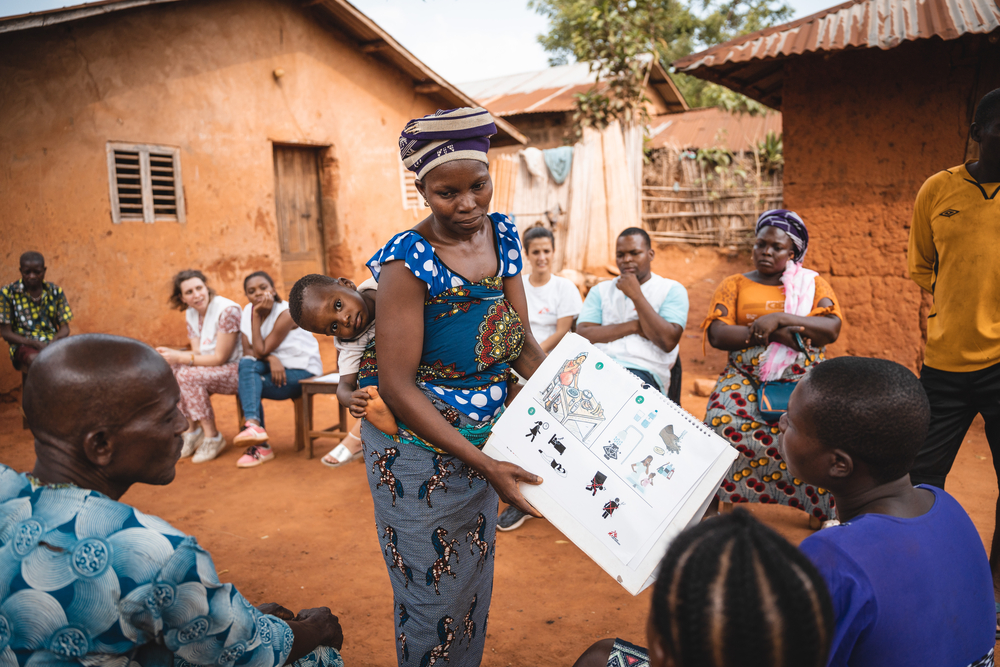 Amélie, voluntaria comunitaria de una de las aldeas de Benín, imparte una sesión de salud sexual y reproductiva 