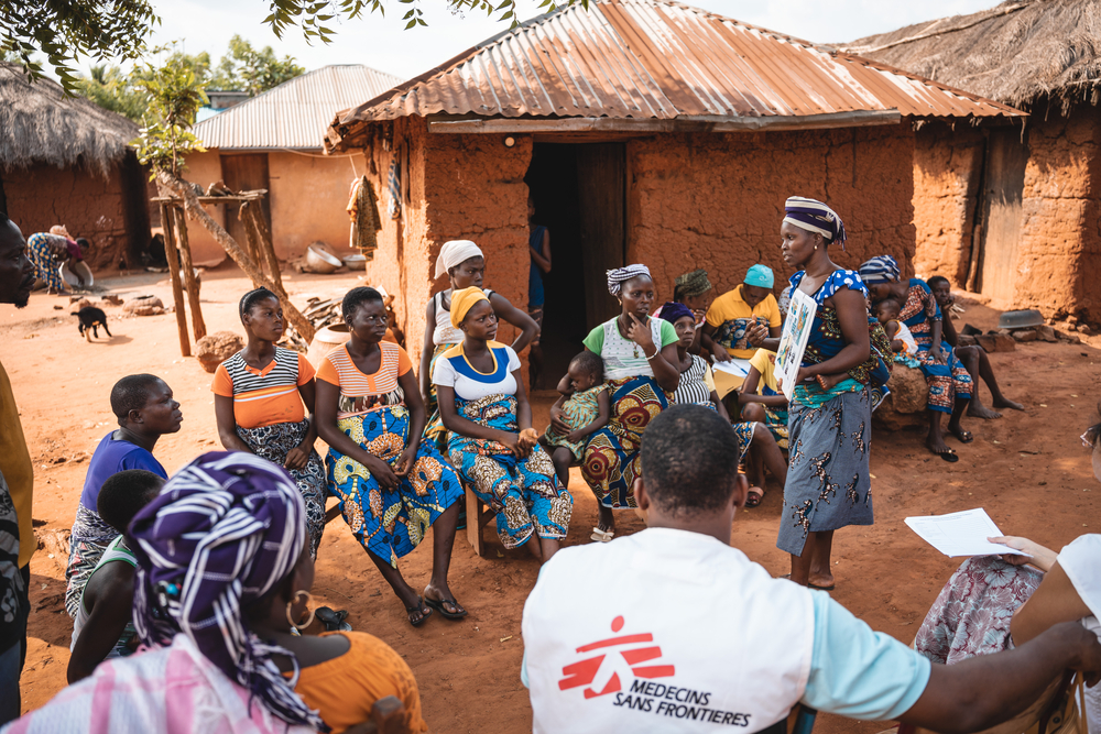 Miembros voluntarios de una comunidad en Benín explican la importancia de la atención materna y neonatal