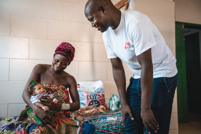 El Dr. Dieudonné está destinado en el hospital de Klouékanmè desde octubre de 2023. Apoya al equipo médico, imparte formación en cuidados obstétricos y ayuda a organizar el departamento.
