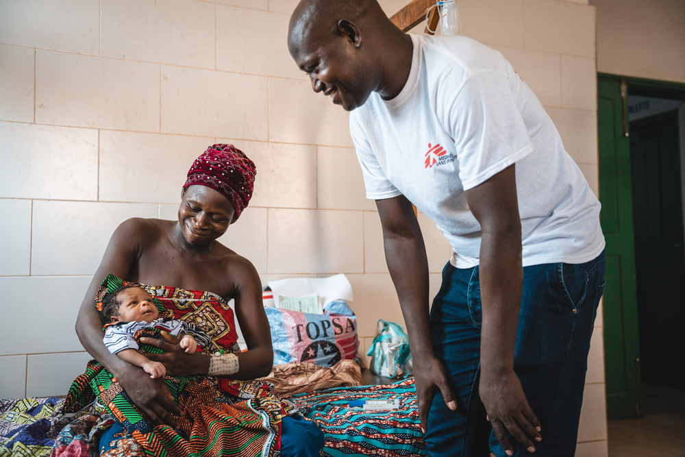 El Dr. Dieudonné está destinado en el hospital de Klouékanmè desde octubre de 2023. Apoya al equipo médico, imparte formación en cuidados obstétricos y ayuda a organizar el departamento.